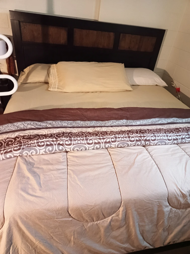 Queen Size Bed with Headboard & king size mattress