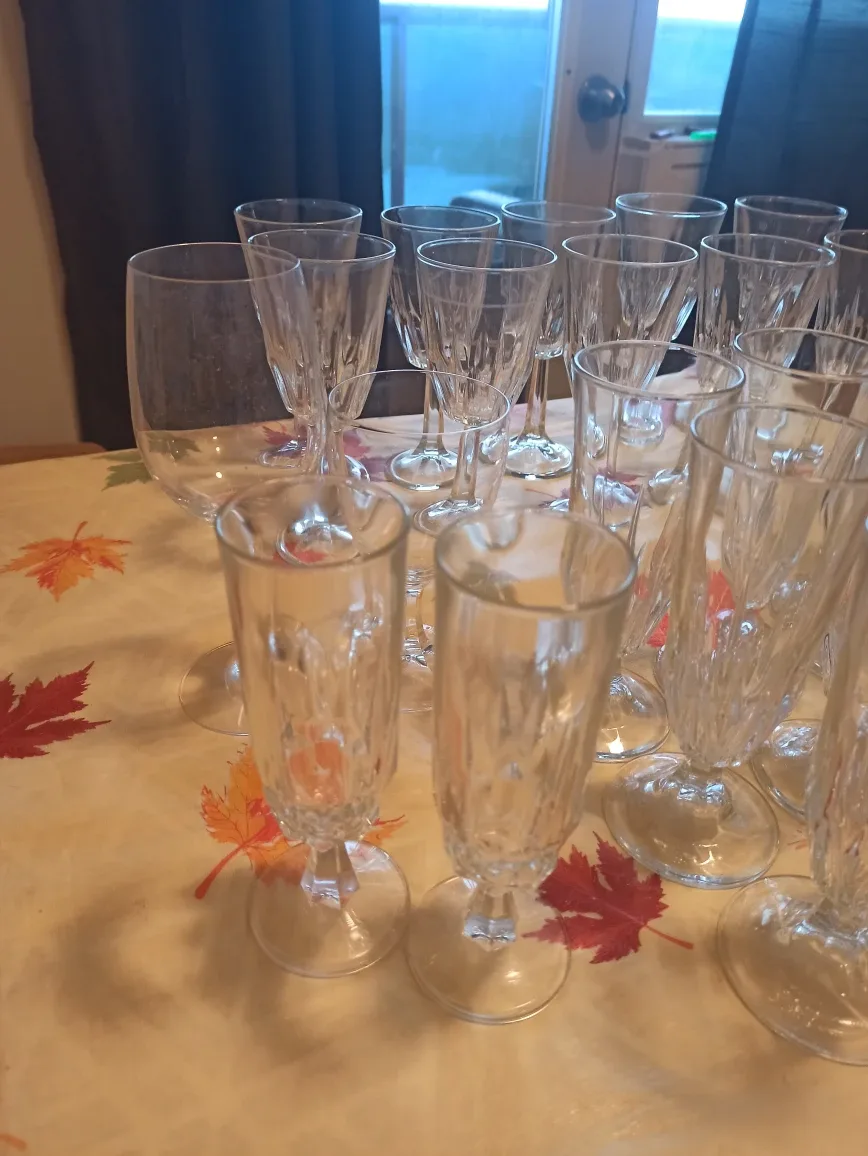 Set of 24 Assorted Clear Glass Drinkware image indicator(3)