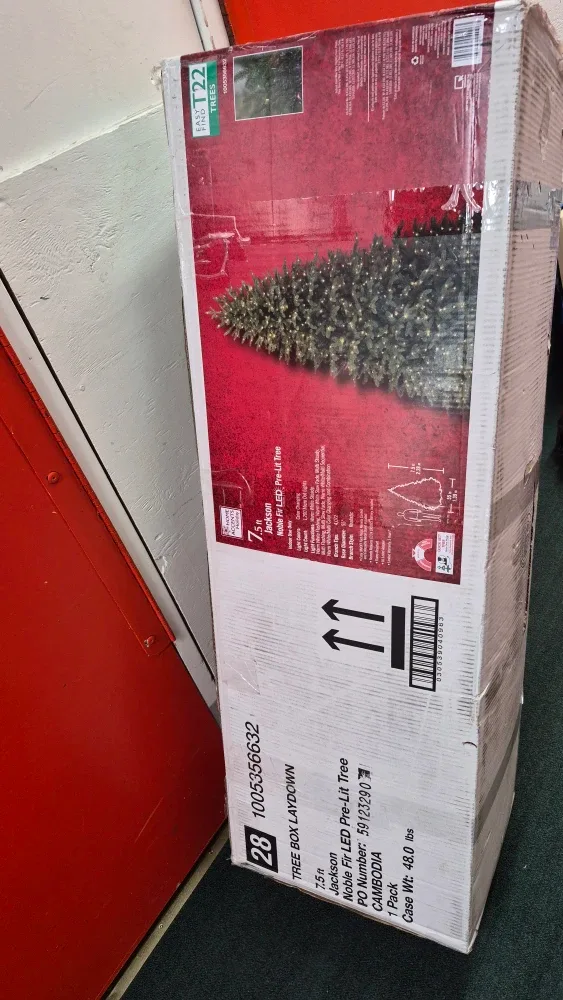 Jackson Noble Fir 7.5 ft LED Pre-Lit Tree - New image indicator(3)