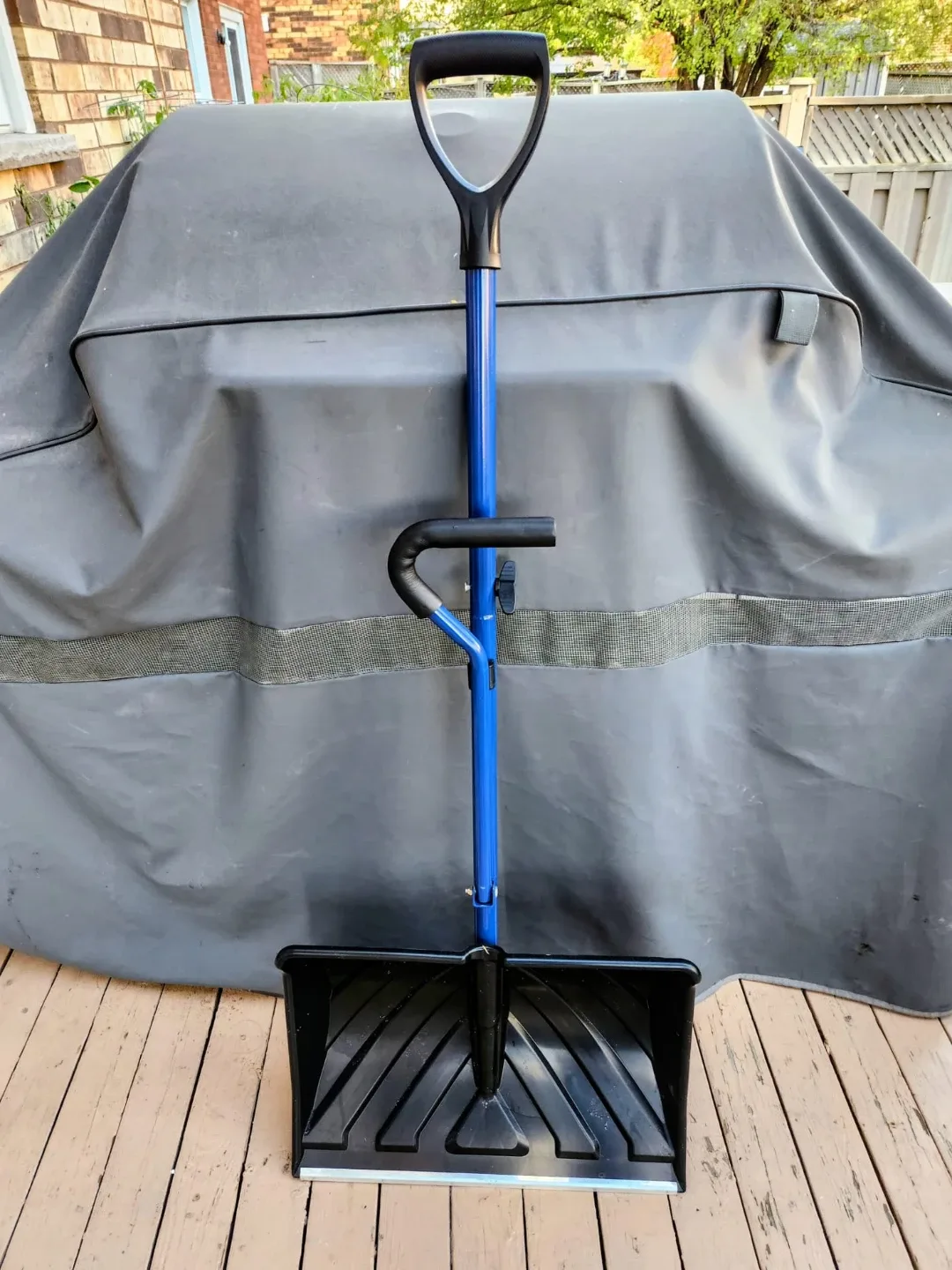 Blue Snow Shovel with Adjustable Handle image indicator(2)