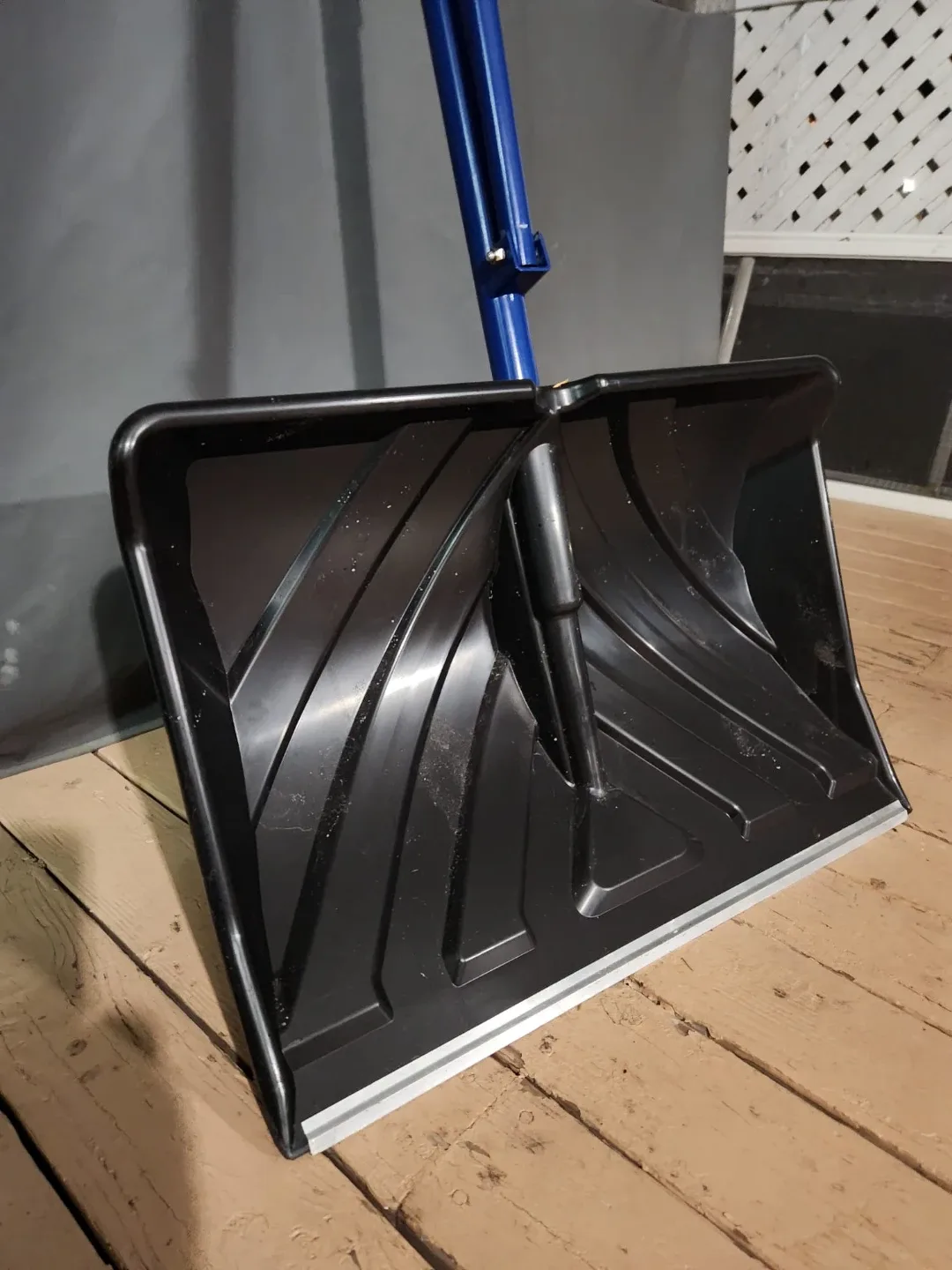 Blue Snow Shovel with Adjustable Handle image indicator(3)