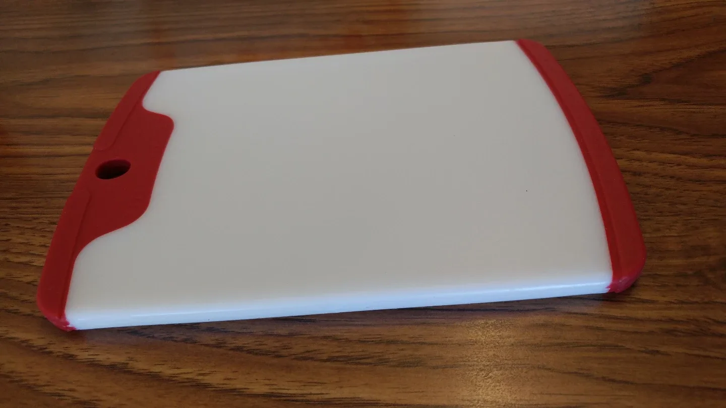 Plastic Cutting Board - Red and White image indicator(2)