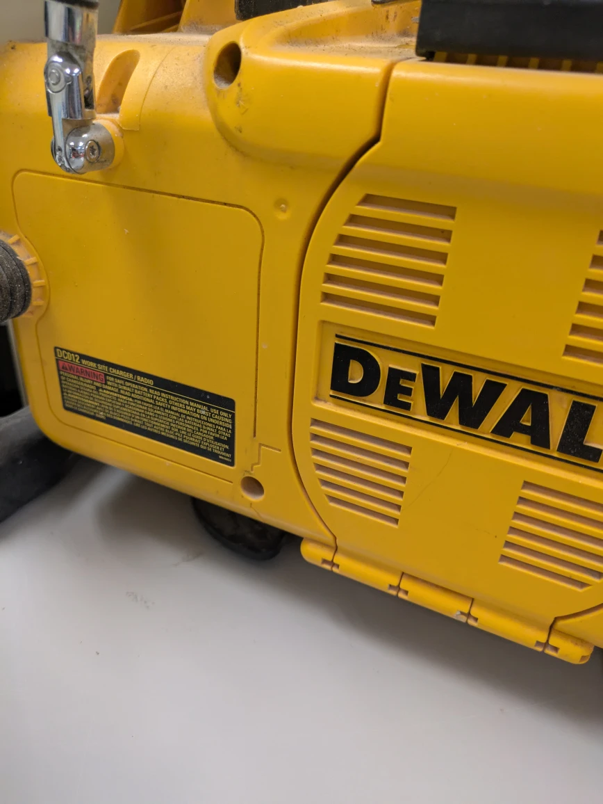 DeWalt DC012 18-Volt Yellow Heavy-Duty Worksite Radio - photo 3