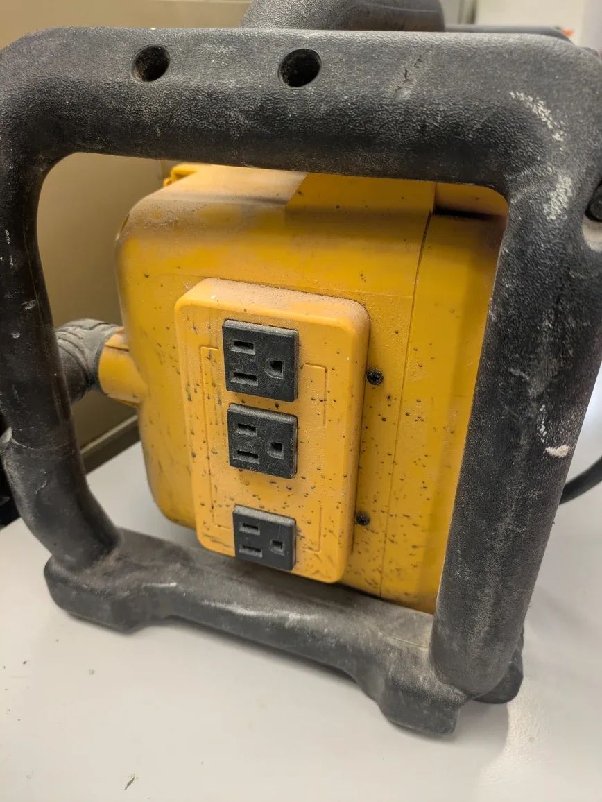 DeWalt DC012 18-Volt Yellow Heavy-Duty Worksite Radio image indicator(6)