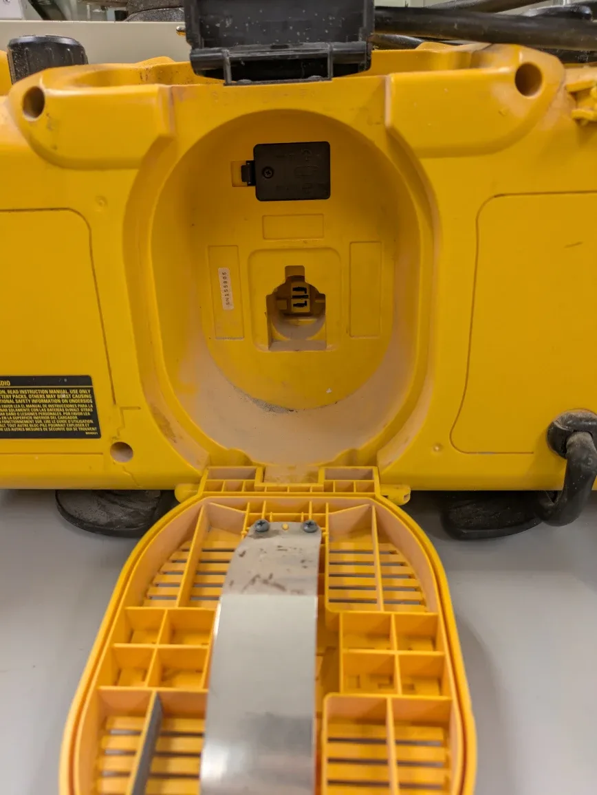 DeWalt DC012 18-Volt Yellow Heavy-Duty Worksite Radio image indicator(7)