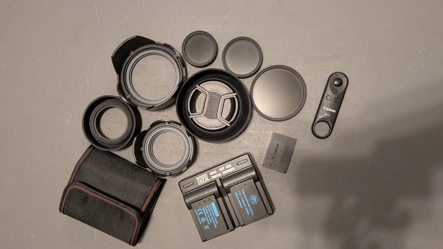 Canon EOS M50 with 5 different lenses included image indicator(4)