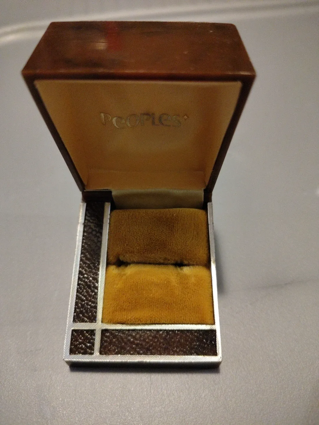 Vintage Peoples Jewellers Ring Box image indicator(2)