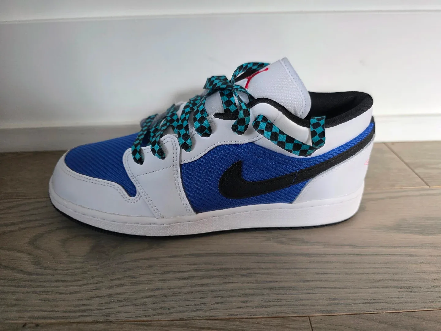 Air Jordan 1 Low SE (GS) Size 7Y image indicator(2)