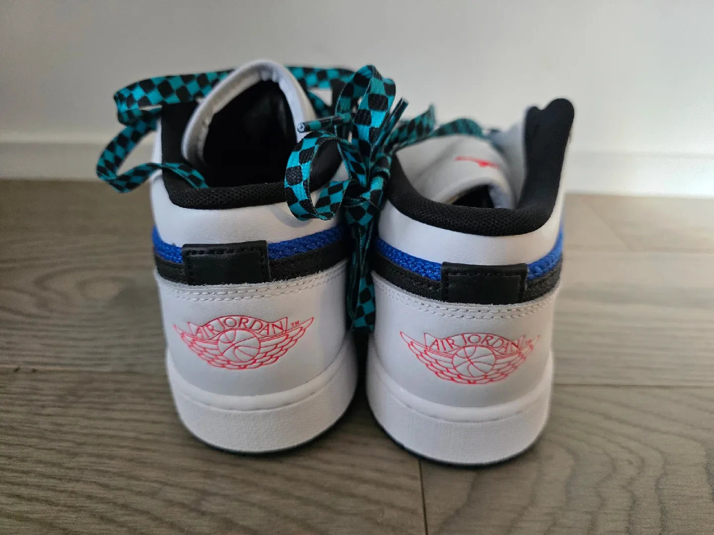 Air Jordan 1 Low SE (GS) Size 7Y image indicator(3)