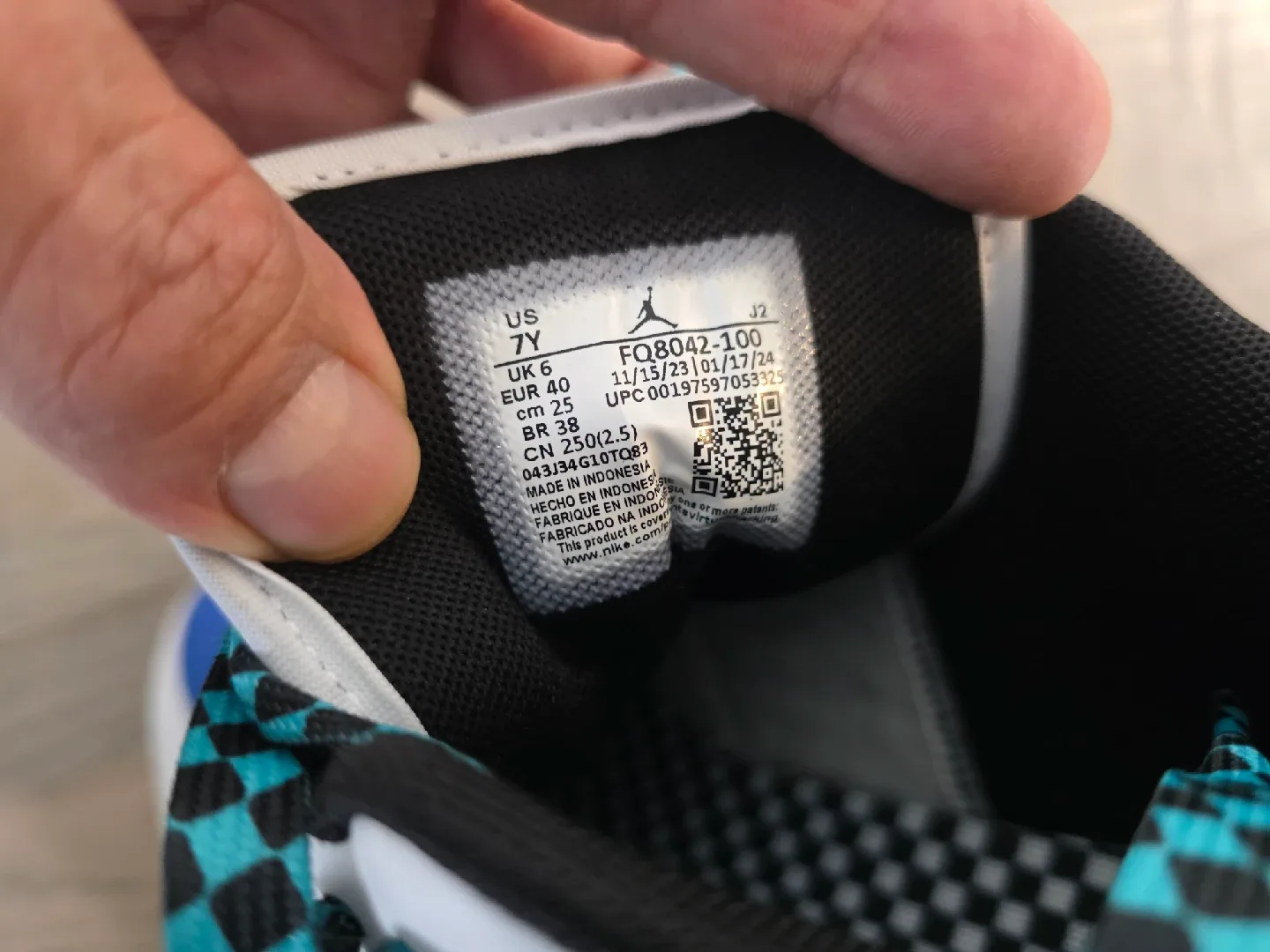 Air Jordan 1 Low SE (GS) Size 7Y image indicator(4)