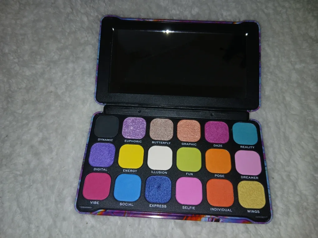 Makeup Revolution Butterfly Palette image indicator(2)