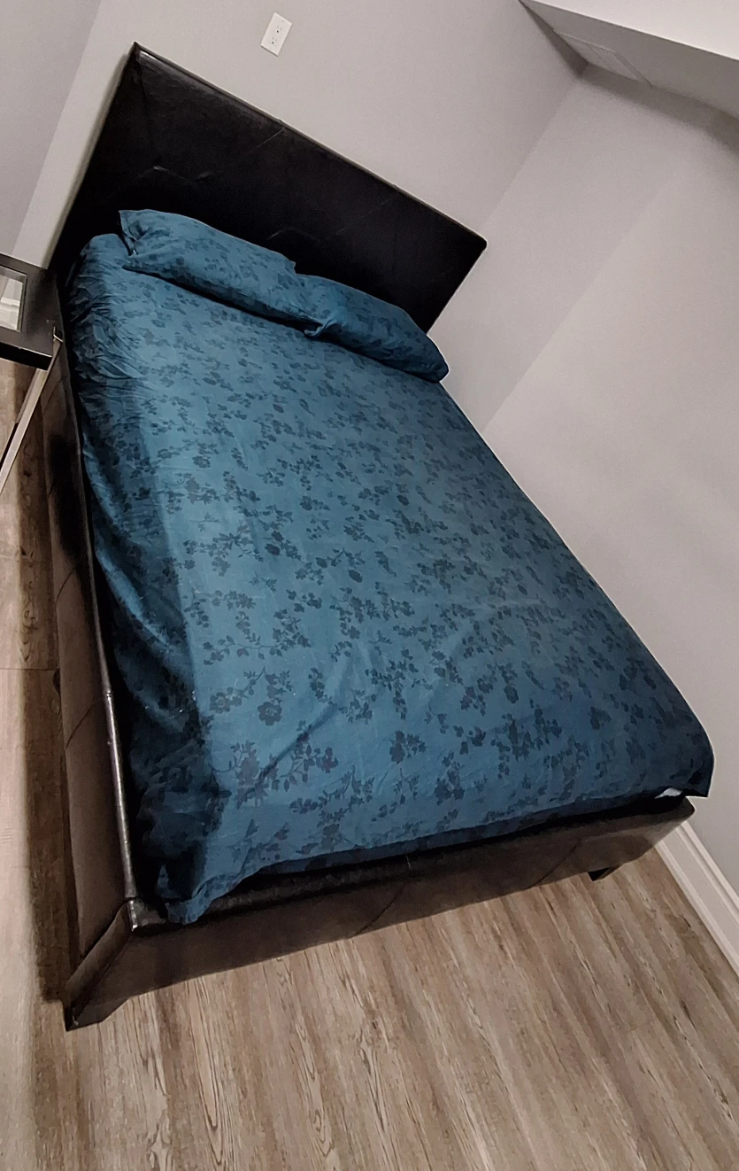 Queen bed with mattress - photo 4
