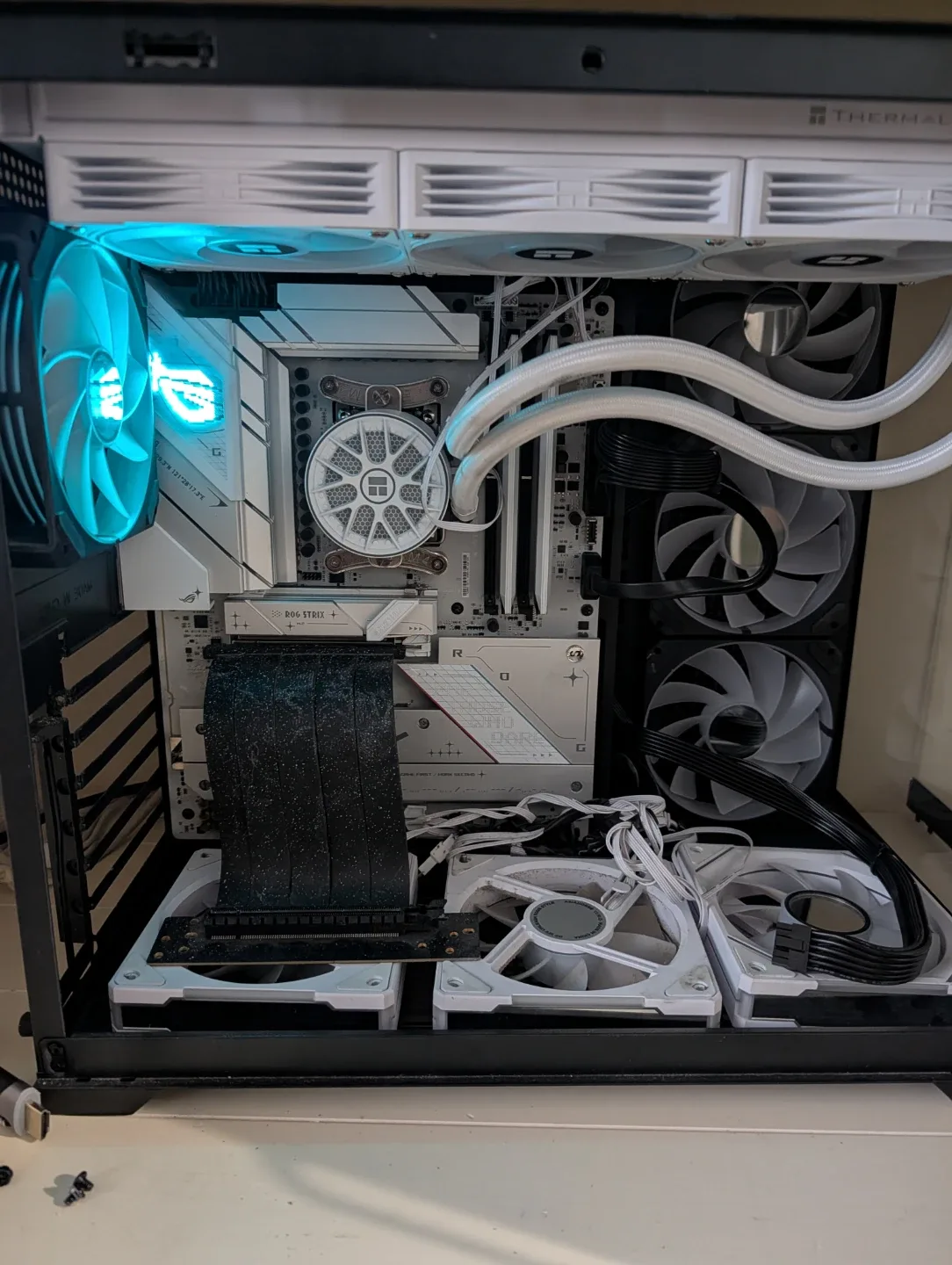 ASUS TUF Gaming GeForce RTX 5060Ti 16GB Graphics Card image indicator(2)