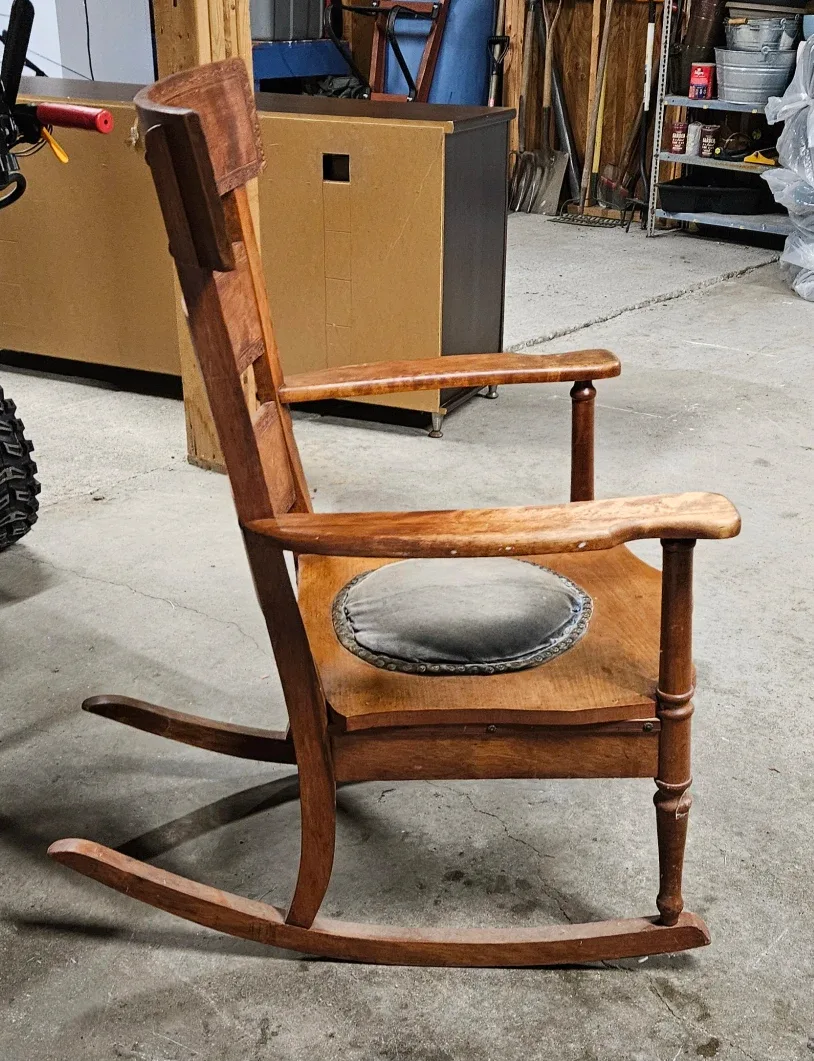 Antique Wooden Rocking Chair image indicator(3)