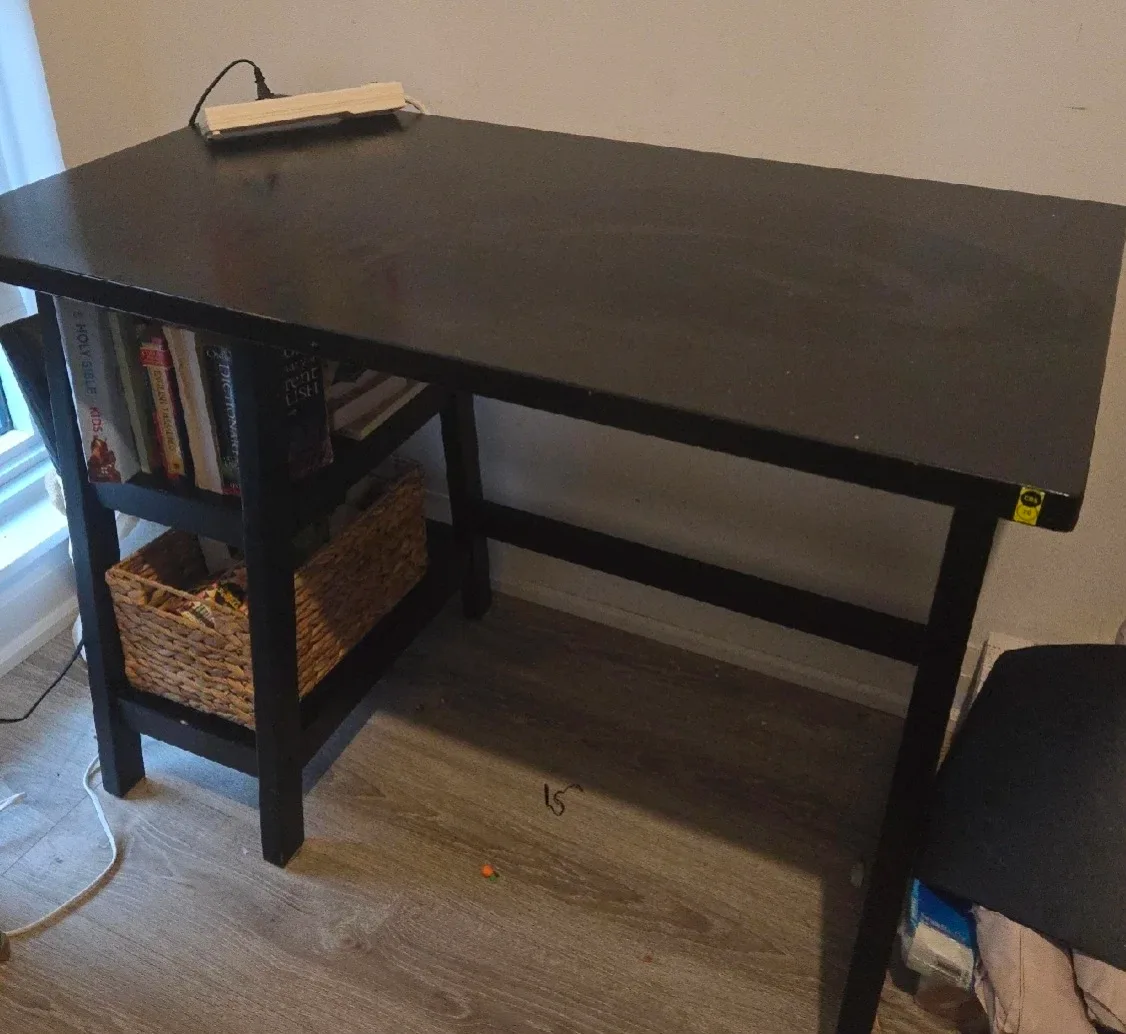 Black Table with Basket ##freecycle 🥕