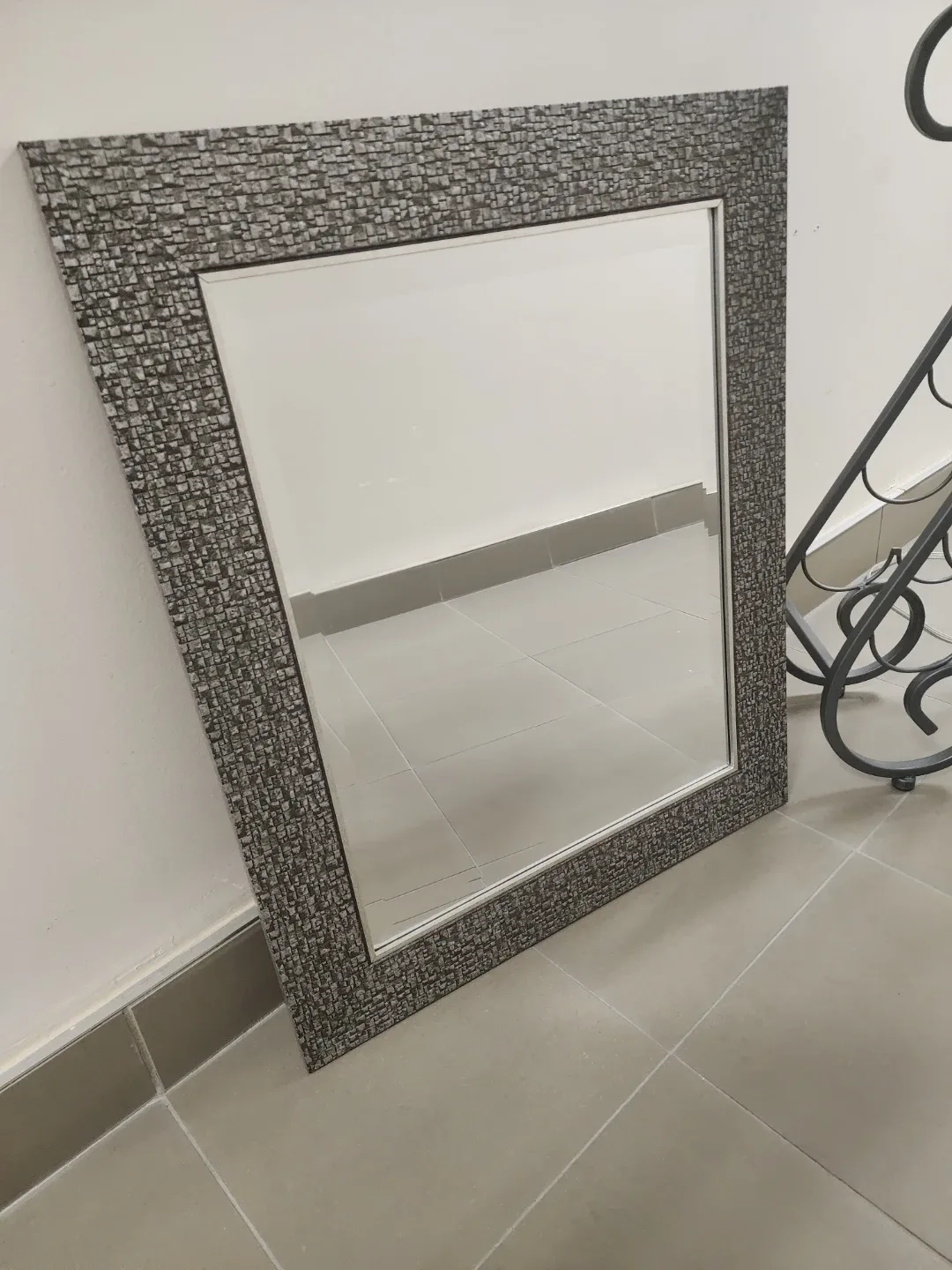 Framed Wall Mirror image indicator(2)