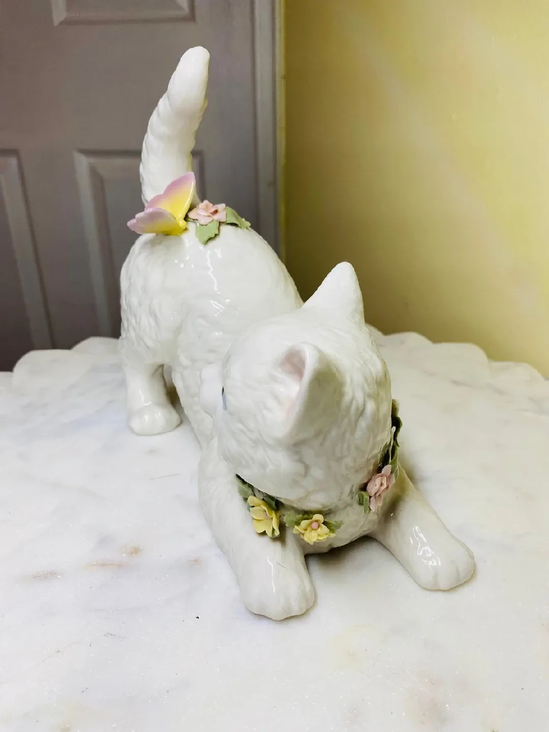 Royal Albert Cat with Butterfly Music Box image indicator(2)