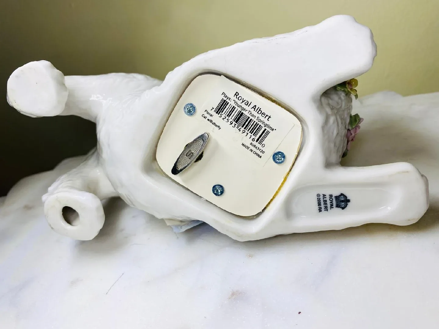 Royal Albert Cat with Butterfly Music Box image indicator(3)