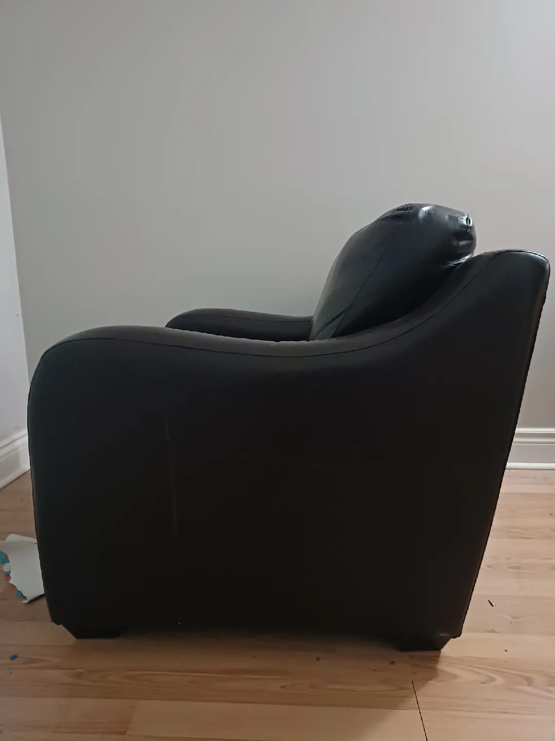 Black Armchair - Some Wear image indicator(2)