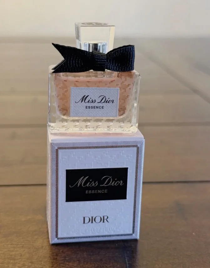 Miss Dior Essence mini perfume image indicator(2)