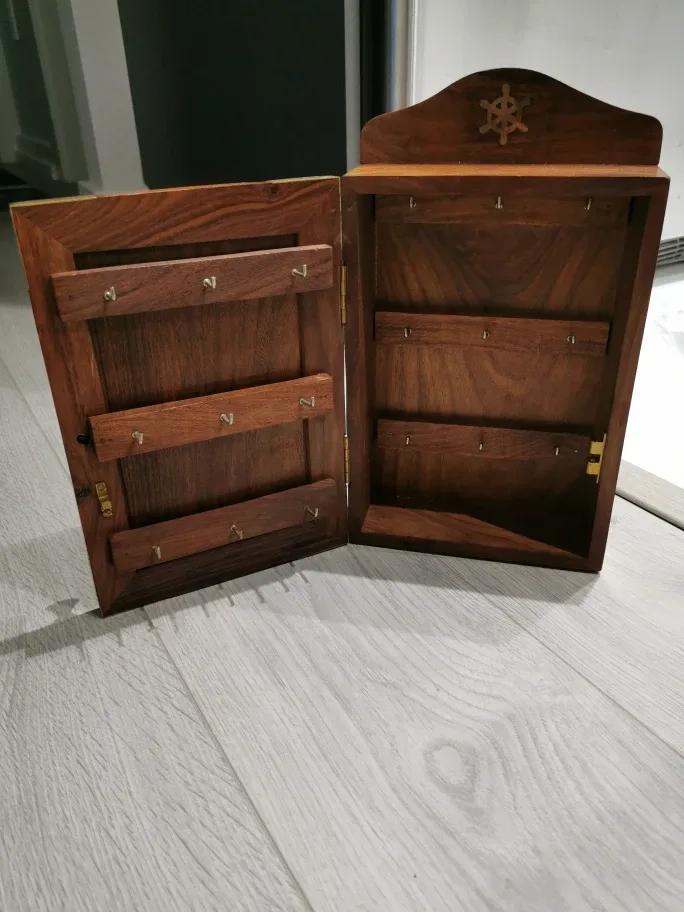 Wooden Key Box with Nautical Theme image indicator(2)