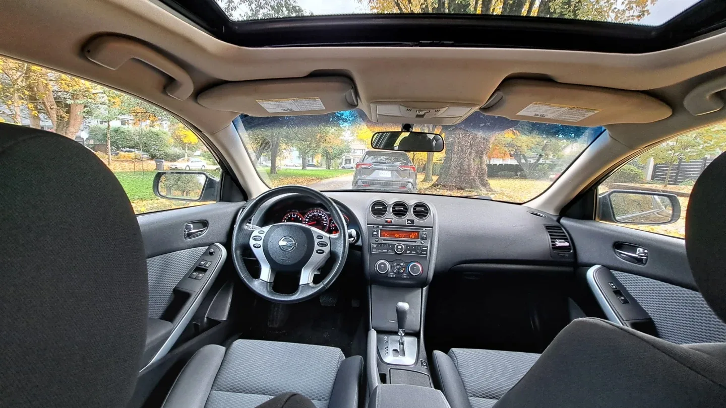 Nissan Altima 2.5 S Coupe - Black image indicator(6)