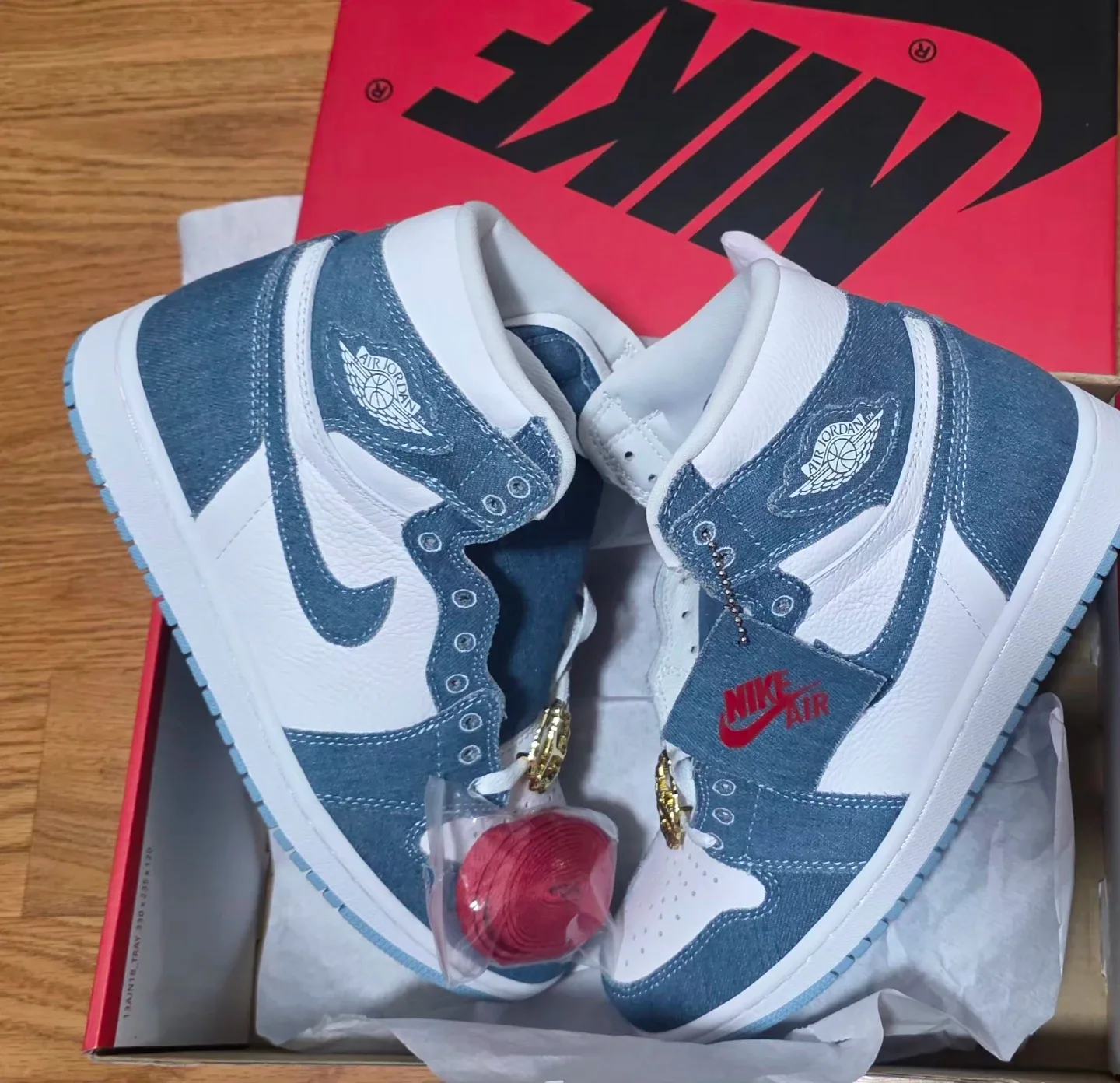 Nike Air Jordan 1 Retro High  SIZE 8 image indicator(2)