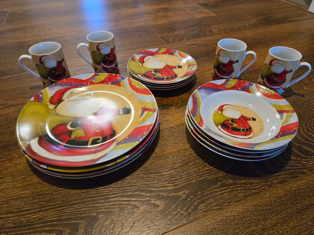 Santa Claus Themed Dinnerware Set