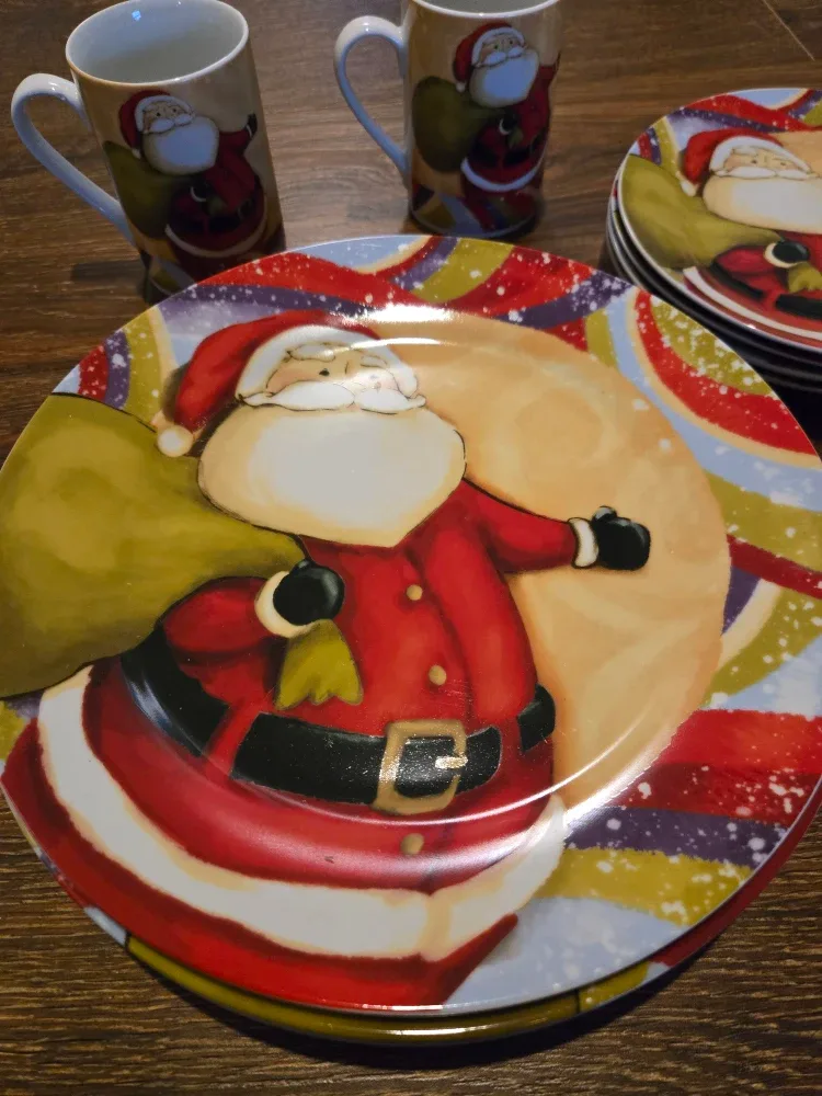 Santa Claus Themed Dinnerware Set image indicator(2)