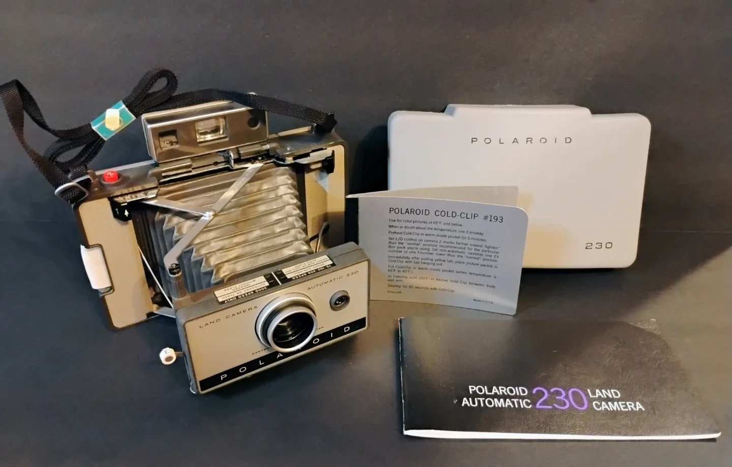 VINTAGE POLAROID MODEL 230 CAMERA WITH MODEL 268 FLASHGUN image indicator(2)