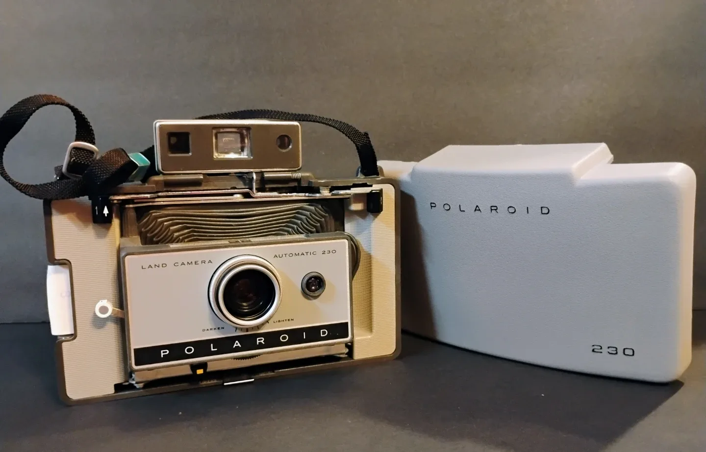 VINTAGE POLAROID MODEL 230 CAMERA WITH MODEL 268 FLASHGUN image indicator(3)
