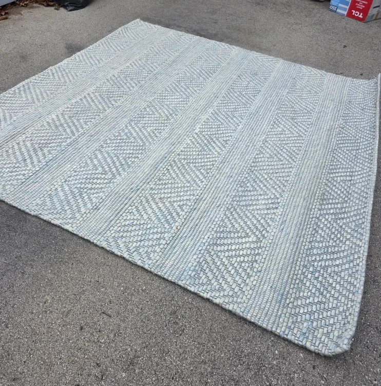 SAFAVIEH Marbella Blue Area Rug - 7’ x 7’ 100% wool image indicator(2)