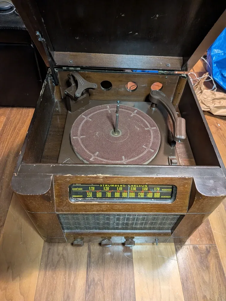 Antique Stromberg Carlson Phonograph/Radio