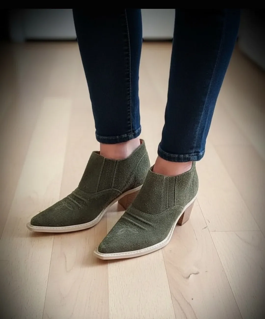 FREE NWOT Rocket Dog Women's Brown Suede Heels