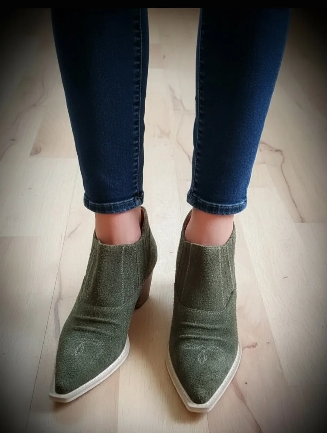 NWOT Rocket Dog Women's Brown Suede Heels image indicator(5)