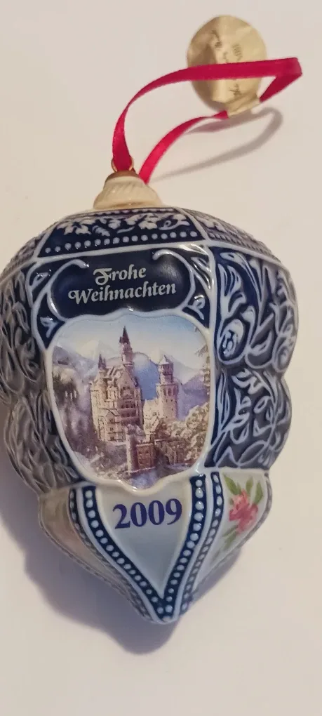Danbury Mint 2009. First Annual German🎄Collectible Ornament image indicator(2)
