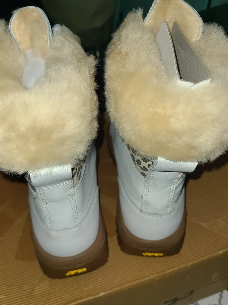Ugg White Evertt Boot, Size 13in kids. image indicator(2)