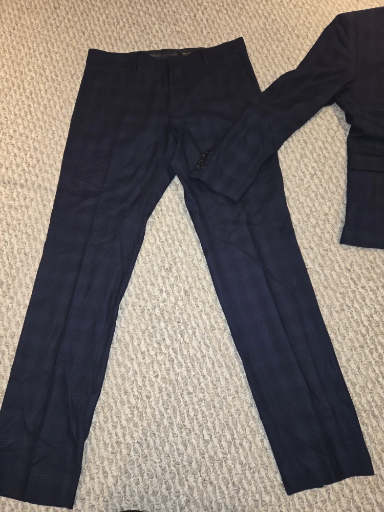 RW&CO. Tailored Fit Suit - Size 31x32 - photo 3