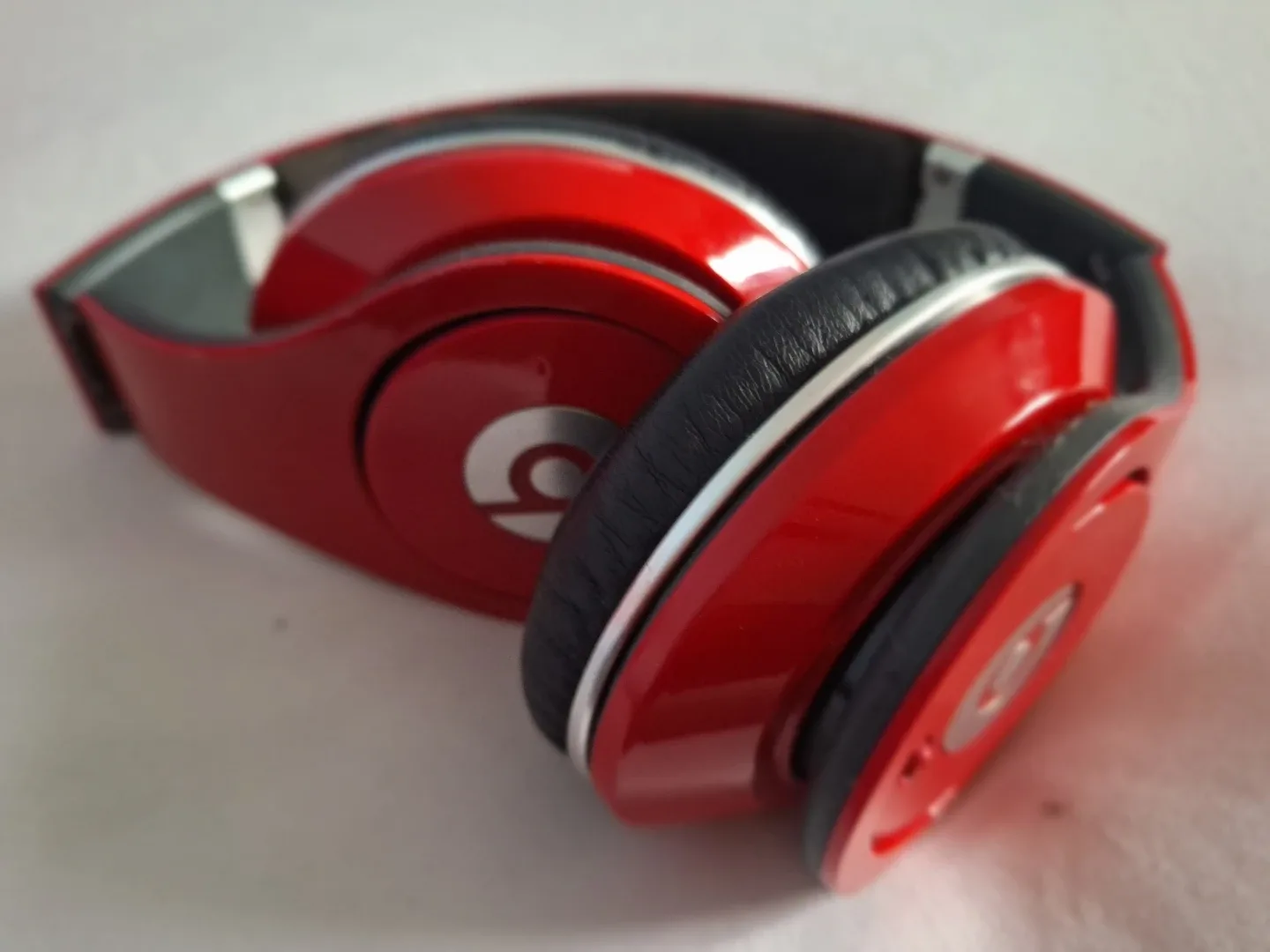 Beats by Dr. Dre Red Headphones image indicator(2)