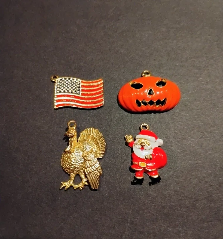 VERSATILE MULTI-HOLIDAY/SEASON CHARM PIN image indicator(3)