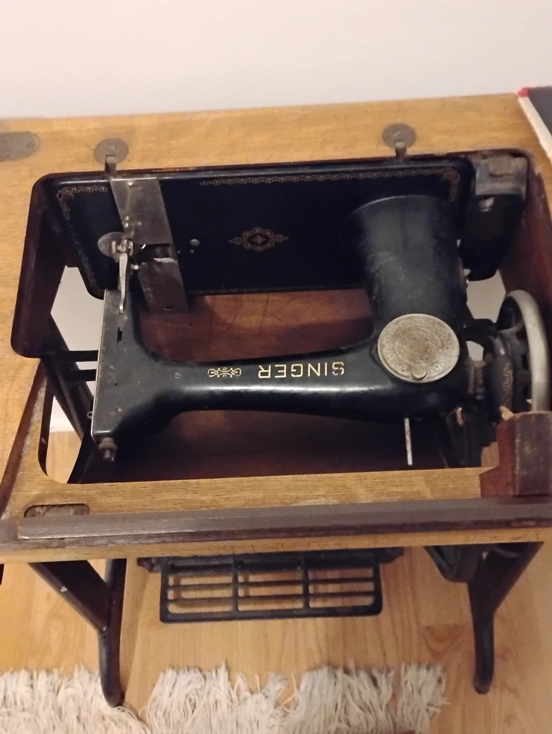 Vintage Singer Sewing Machine - photo 2