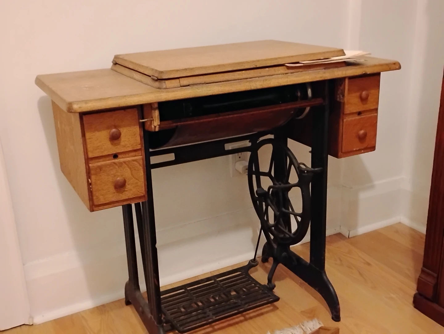 Vintage Singer Sewing Machine - photo 3