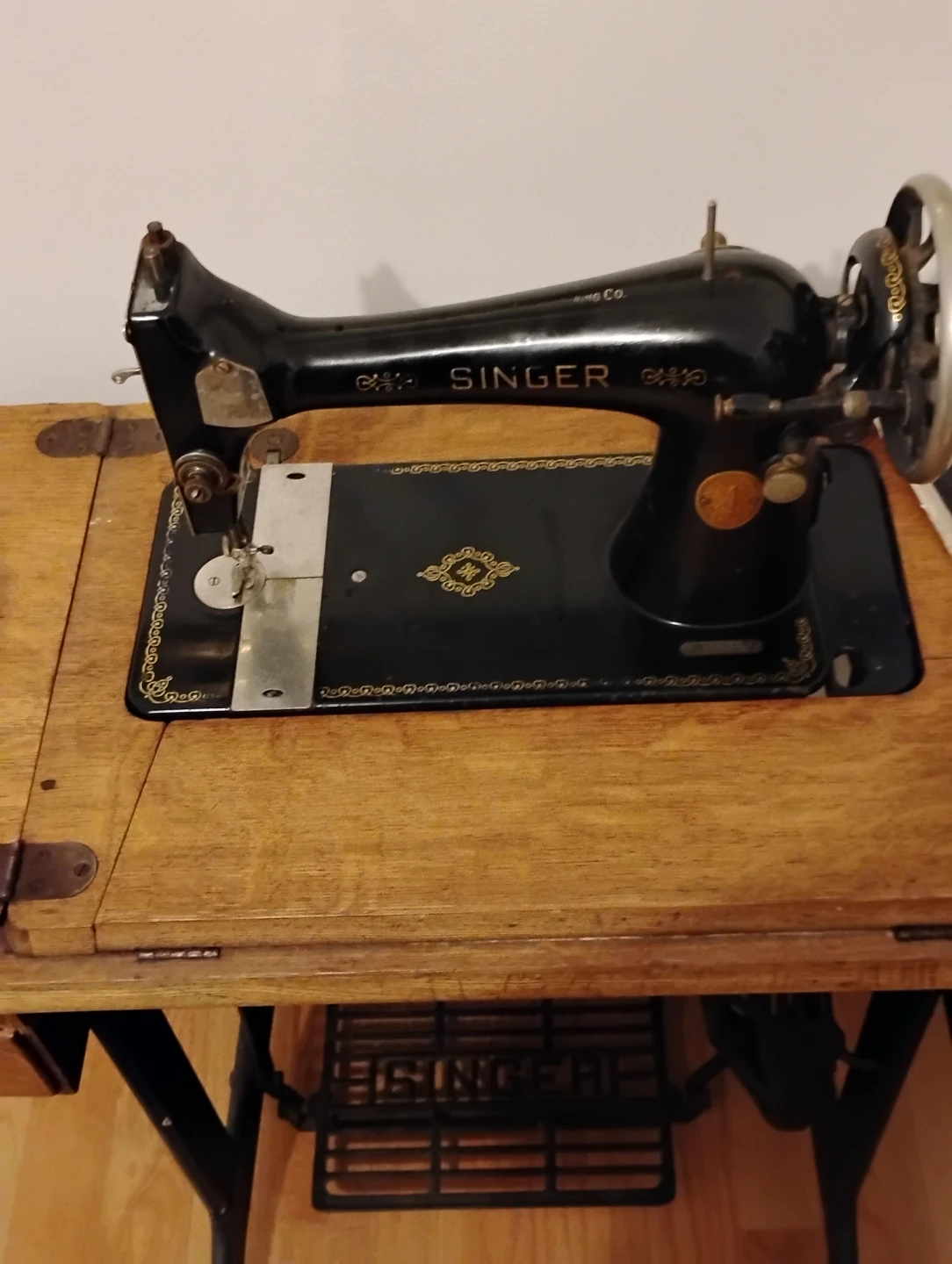 Vintage Singer Sewing Machine - photo 5