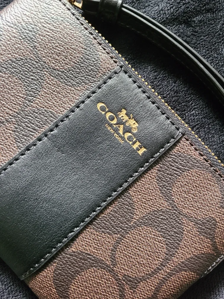 Coach Wristlet image indicator(3)