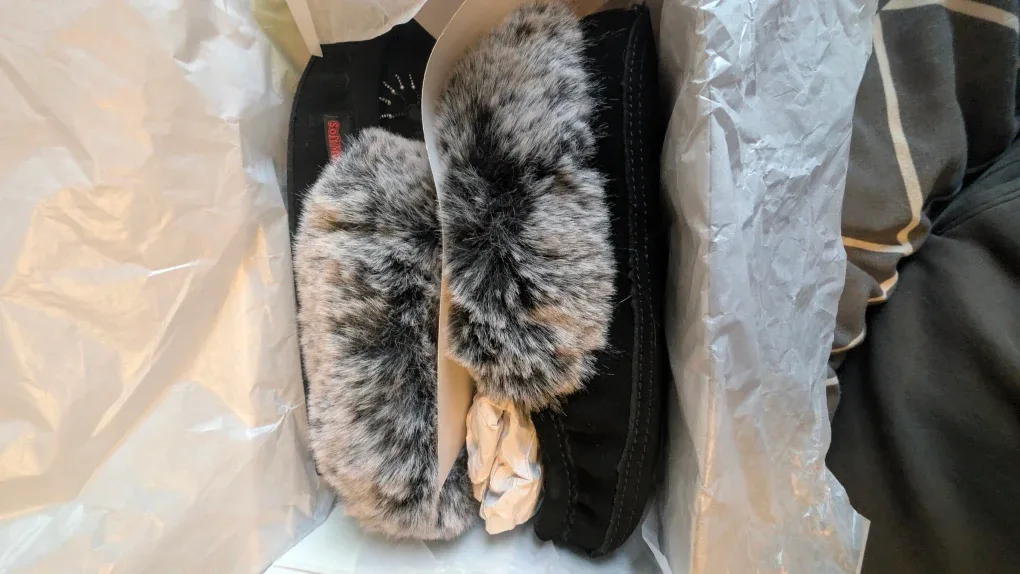 SoftMoc Punky Black Moccasins - Size 8 image indicator(3)