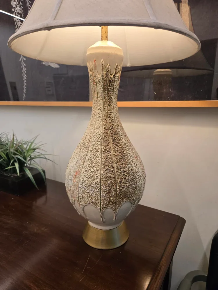 MCM White And Gold Table Lamp With Linen Shade image indicator(3)