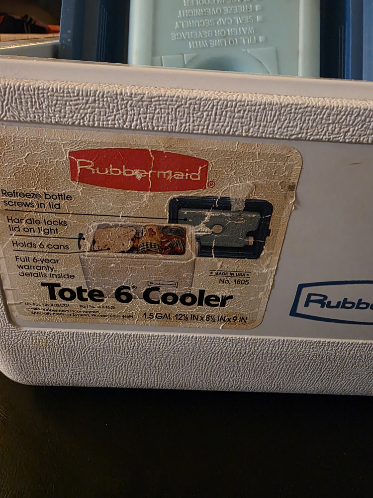 Rubbermaid Tote 6 Cooler - photo 2