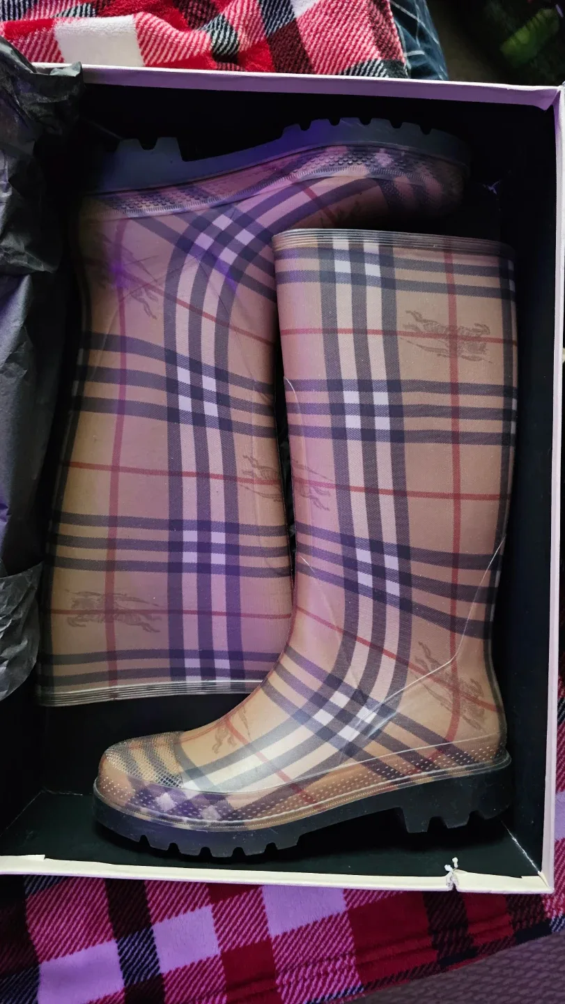 **VINTAGE Burberry Classic Check Rain Boots - Size 39 image indicator(2)