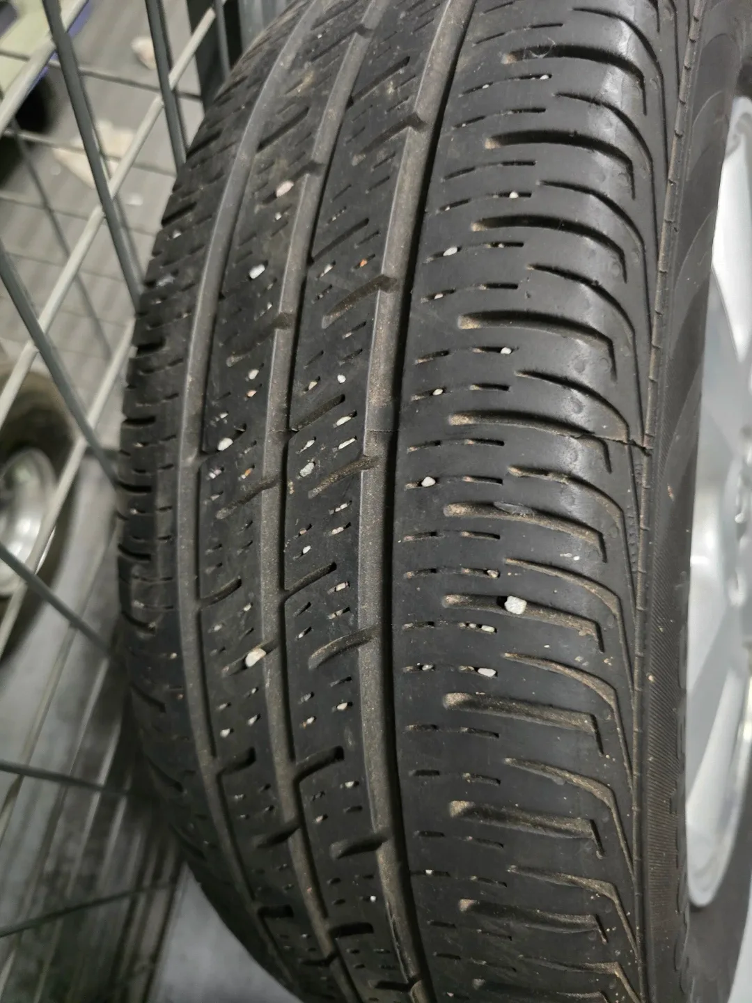 Nissan Wheel with Continental Tire 185/65R15 image indicator(8)