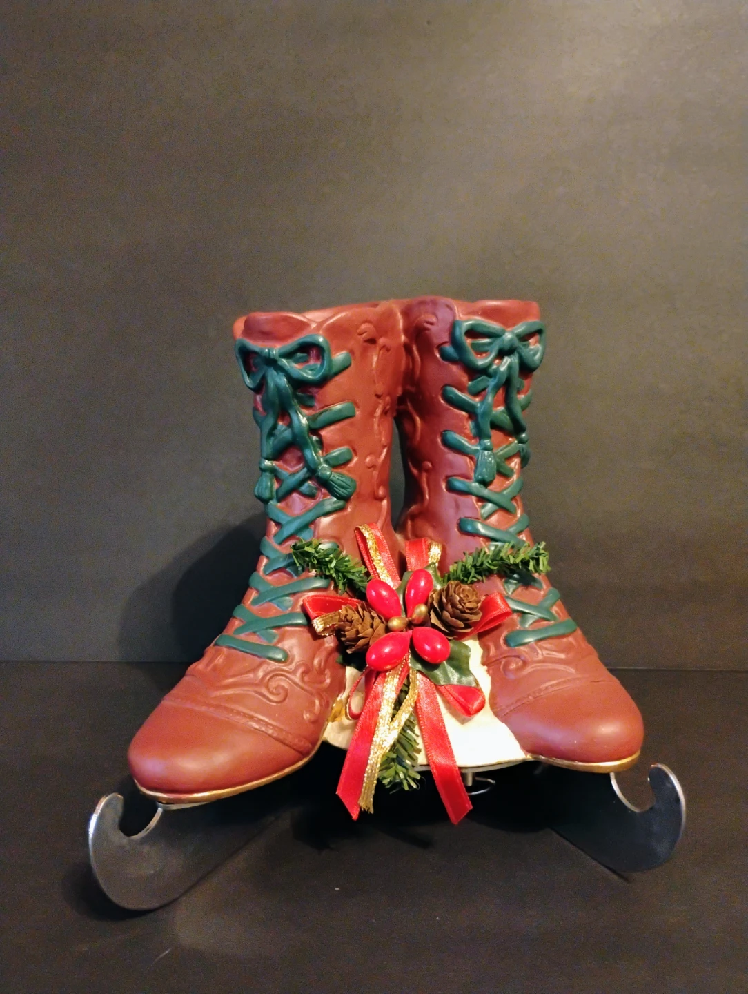 HOUSE OF LLOYD VICTORIAN ERA ICE SKATES MUSIC BOX